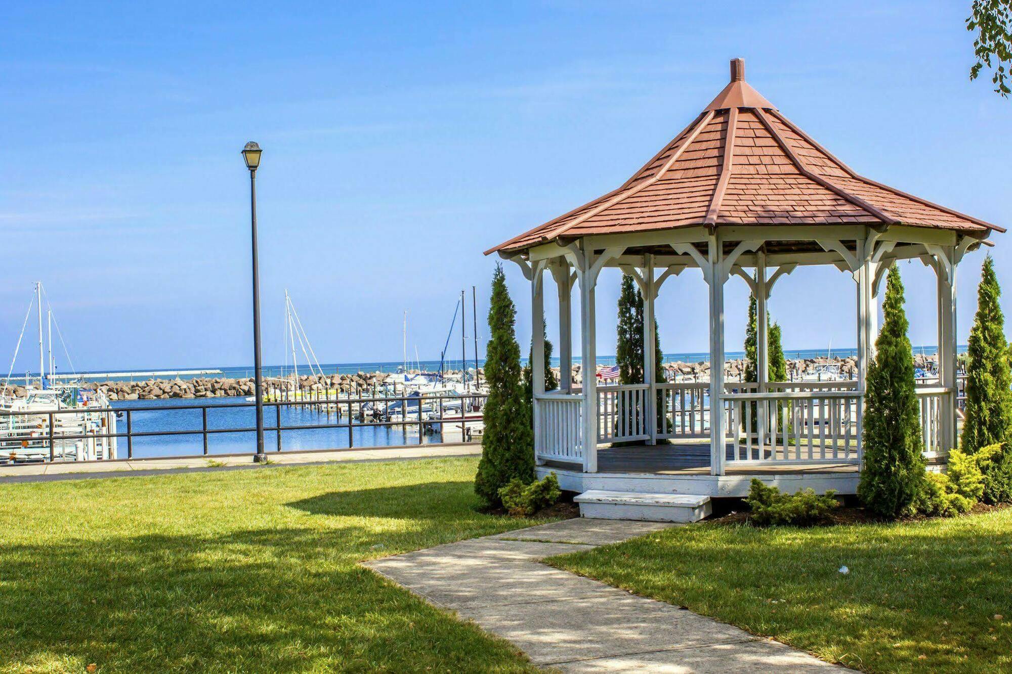 Clarion Hotel Conference Center On Lake Erie Dunkirk Esterno foto